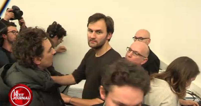 Pamela Anderson à l'Assemblée Nationale<br> Deux journalistes se tapent dessus!