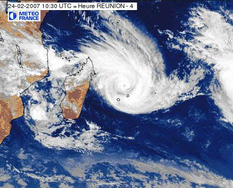 Les prédictions 2016 de Gérard Bonnet pour La Réunion <br> Un cyclone et d'autres réjouissances!