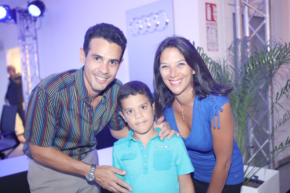 Lionel Caro, directeur d'Akoatys et son épouse Graziella avec leur fils