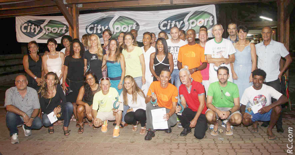 Belle photo de famille des lauréats et des organisateurs du Challenge City-Sport
