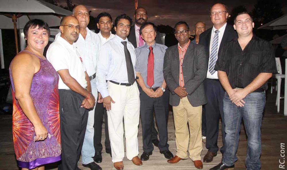 André Thien Ah Koon, et Didier Prugnières, respectivement vice-président et directeur du Syndicat Mixte de Pierrefonds, entourés de plusieurs participants de l'île Maurice dans le cadre d'un workshop qui devrait en amener d'autres.