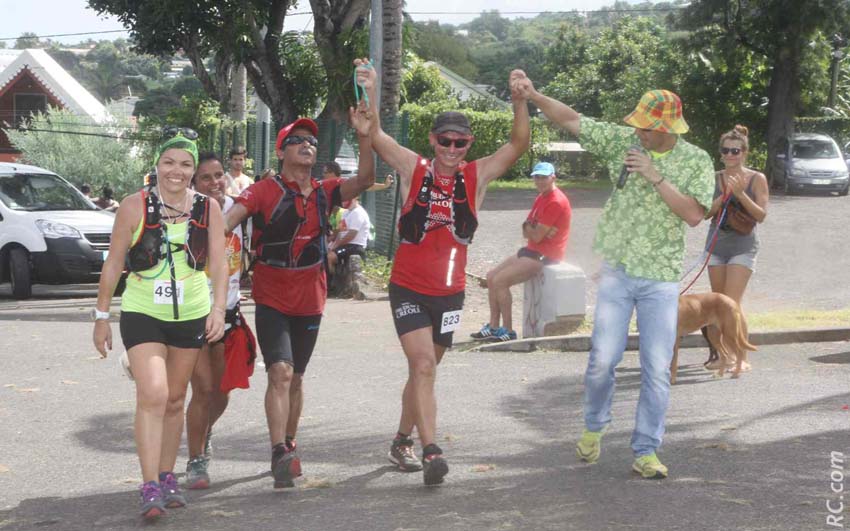 Freddy Thevenin a servi de guide à Jacob Lagourde, non-voyanr, sur les 20 km de cross. Un bel exemple de solidarité!