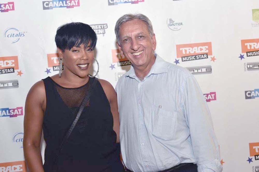 La chanteuse Lynnsha était de passage dans l'île pour un spectacle, elle est venue saluer les finalistes. Ici avec Aziz Patel