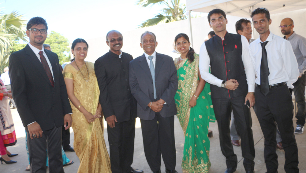 Gilbert Annette, le maire de Saint-Denis, avec l'équipe du Consulat de l'Inde