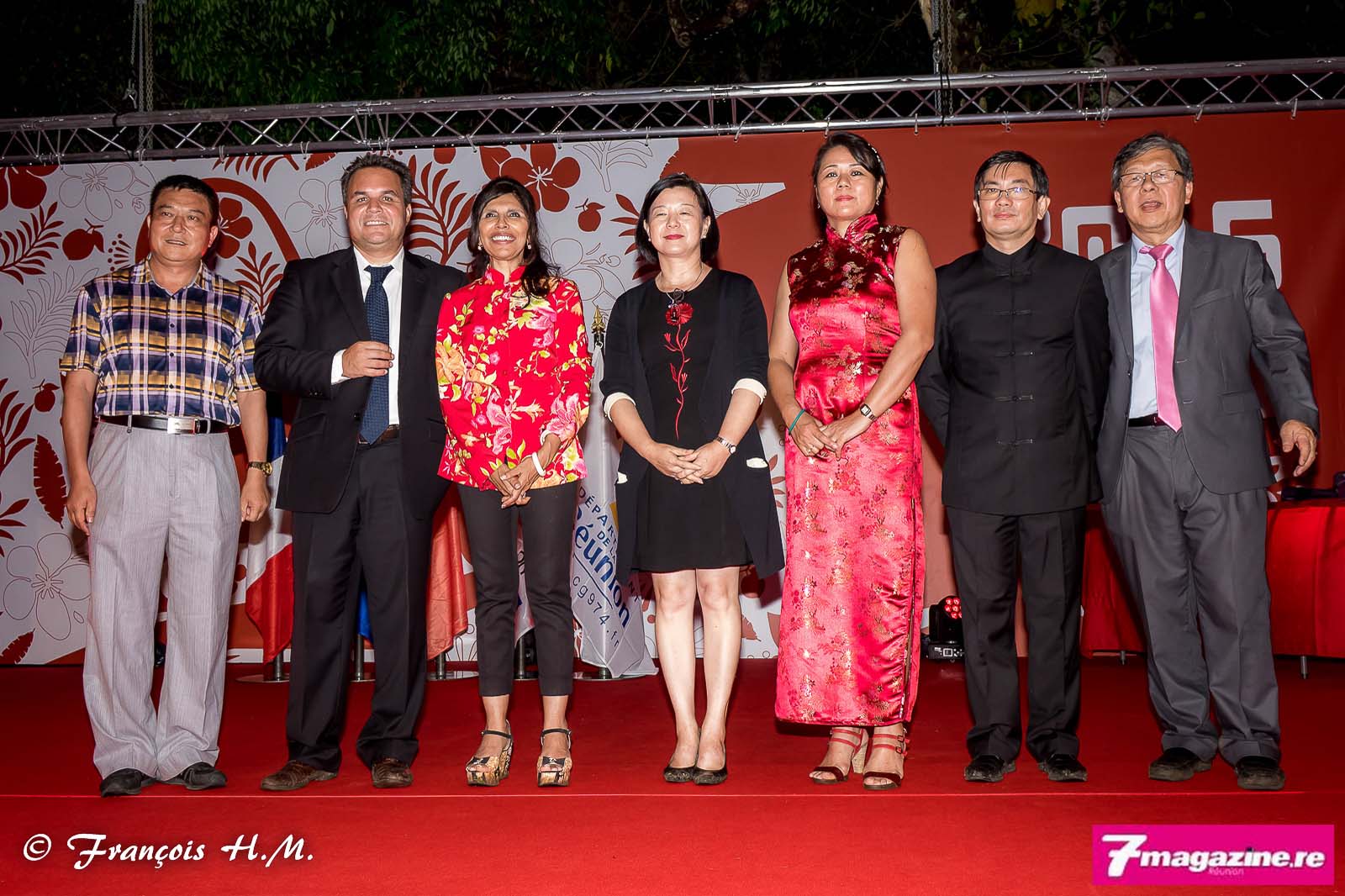 Didier Robert, Nassimah Dindar, Guo Wei (en noir), avec les responsables des associations chinoises de l'île