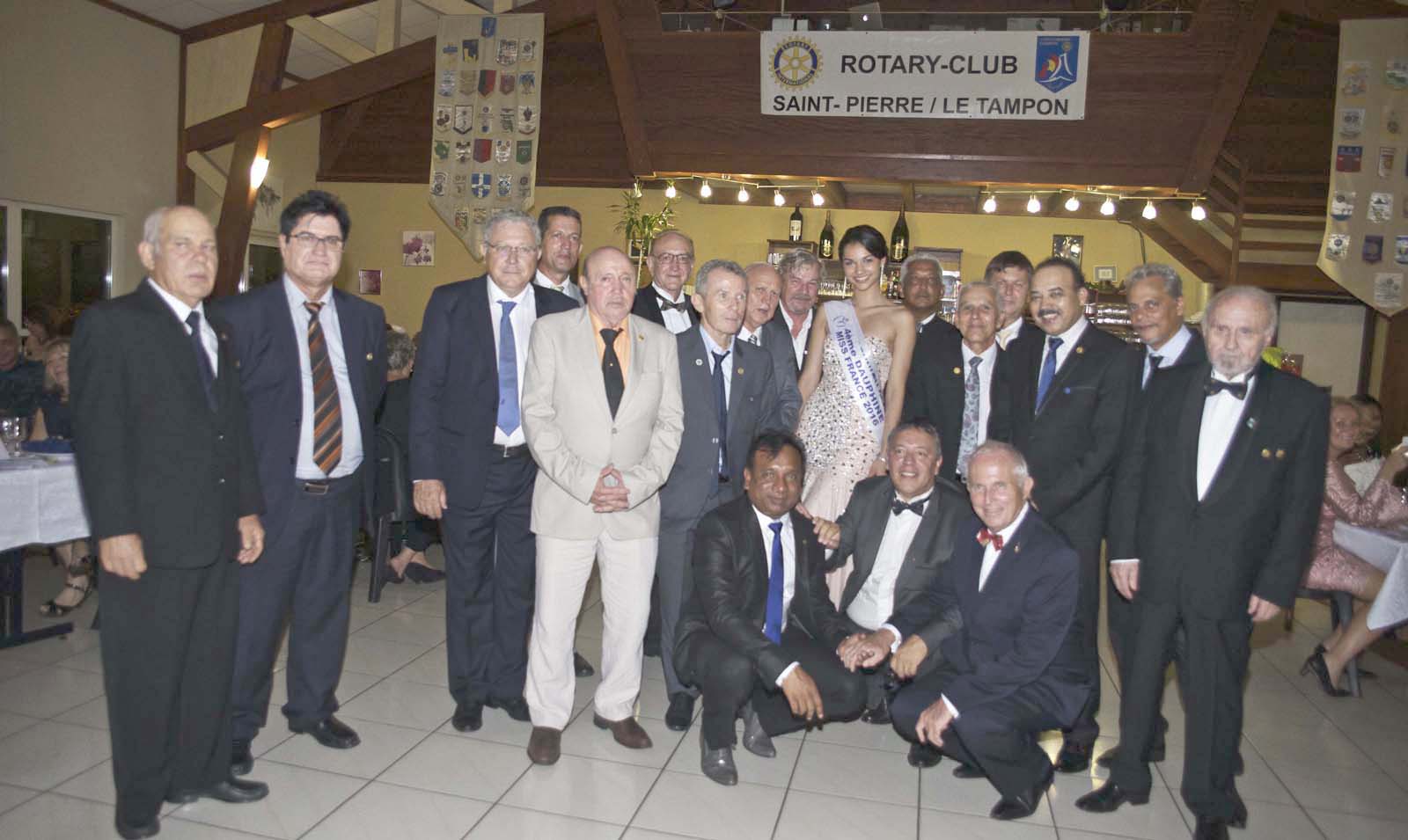 Les membres du Rotary Club Saint-Pierre/Le Tampon, avec le Gouverneur et avec Miss Réunion