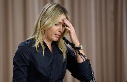 Maria Sharapova, hier tout de noir vêtue et très émue lors de la conférence de presse à Los Angeles