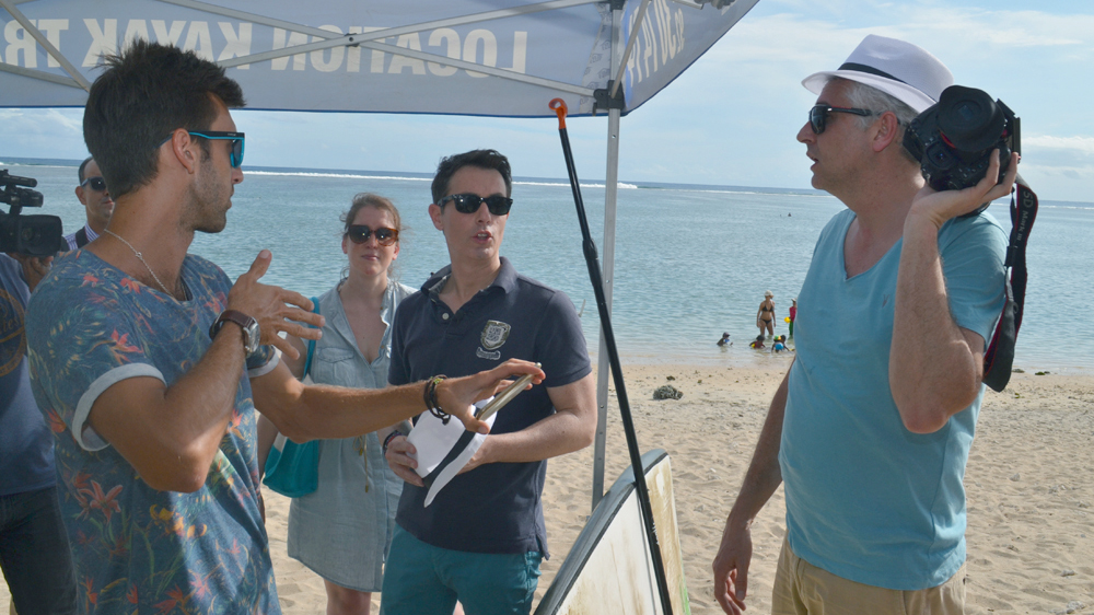 On donne les dernières instructions avant le début du tournage...