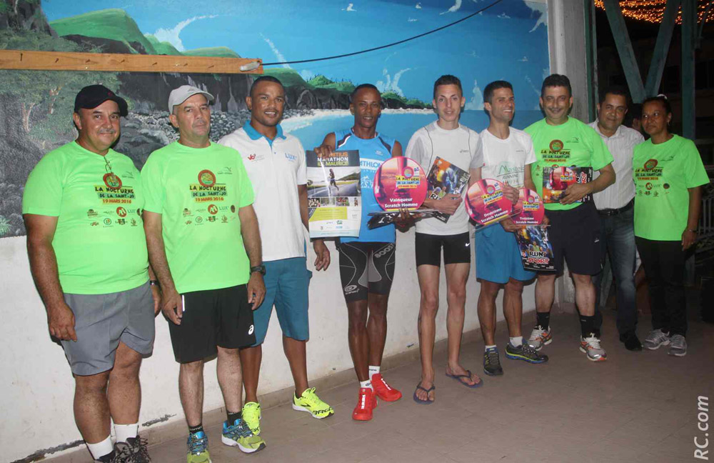 Ulric Balzanet, le vainqueur, et Grégory Basilico 2ème, entourés du maire Patrick Lebreton et de plusieurs membres de l'organisation, ainsi que d’Armand Sautron du LUX