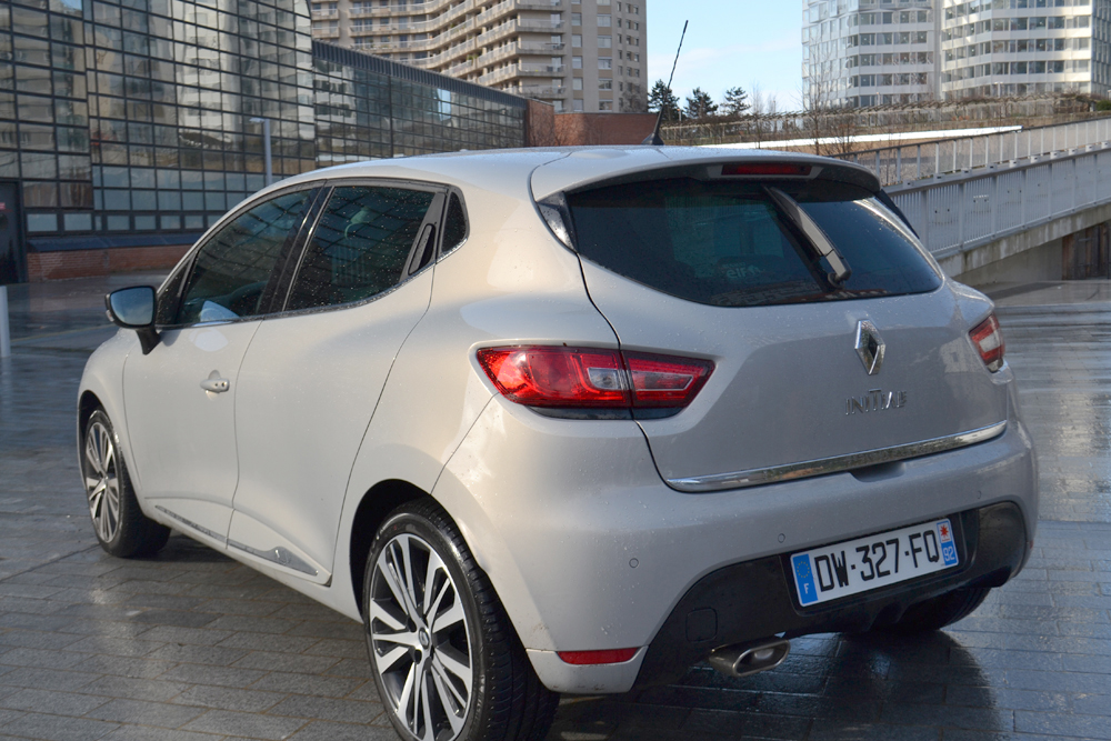 Elle dispose d’une caméra de recul