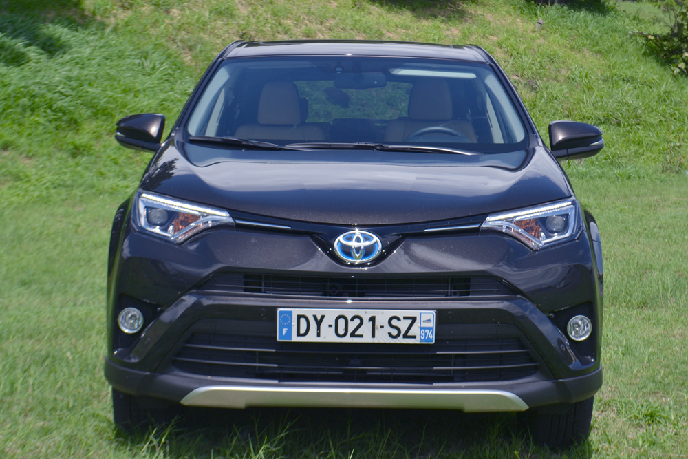 Le RAV4 Hybrid se reconnaît par son logo bleu
