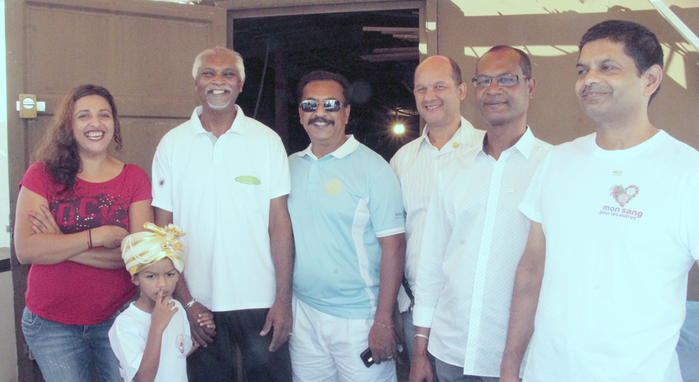 Bashir (deuxième à partir de la gauche) avec les représentants d'associations