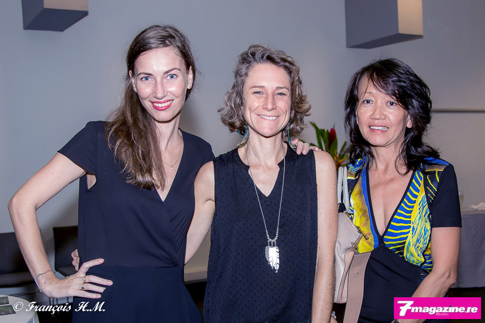Carole Jouan, responsable commercial du Mercure Créolia, Karine Bonnal d'Air Austral, et Eva Doan-Dé de Canal+