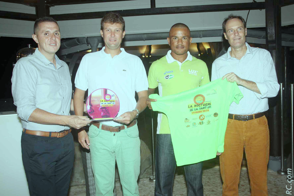 Willy Bigot du COS de la mairie de Saint-Joseph remet un trophée-souvenir et un maillot de la Nocturne de la Saint-Jo aux représentants de Lux Sport: Frédéric Robert, Armand Sautron et Albert d'Unienville