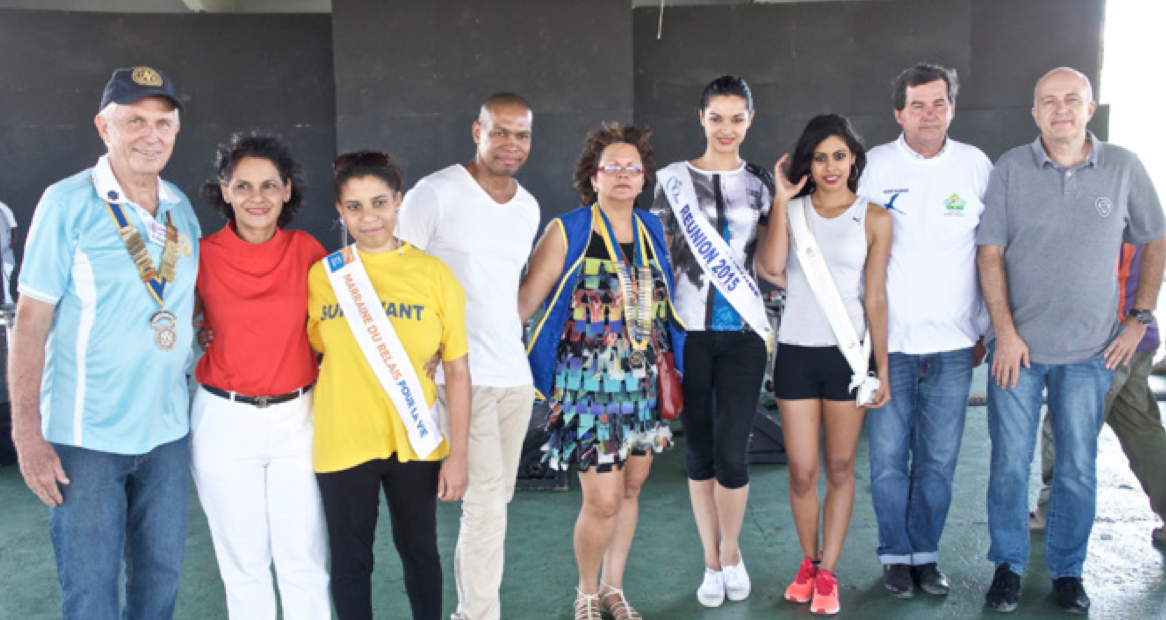 Jean-Marie Fumery, Gouverneur du Rotary, Léopoldine Settama, présidente de la Ligue contre le cancer à La Réunion, Marie-Pierre Carron, marraine, Davy Sicard, parrain, Azuima Issa, Miss Réunion 2015 et 4ème dauphine de Miss France 2016, Ludwina Camy, Miss Bras Panon 2015, Daniel Gonthier, maire de Bras Panon, et le réprésentant de la CRC