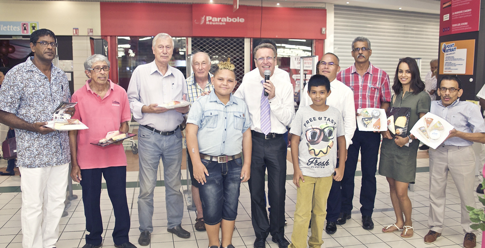 Les gagnants d'un plateau de fromage avec le directeur et l'animateur