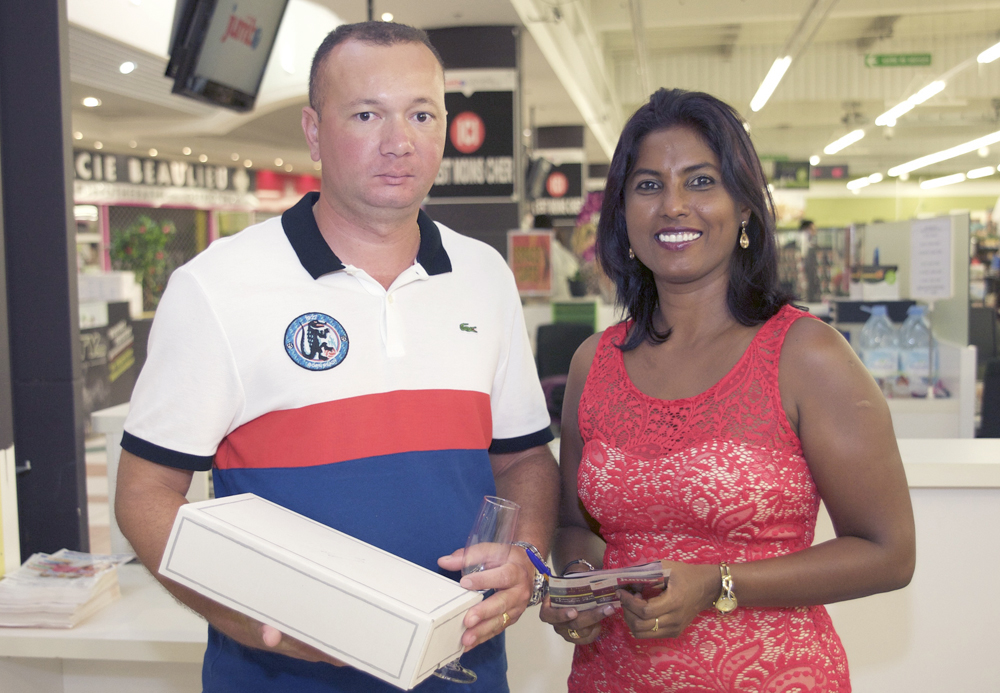 Jacques Lépinay avec Nathalie Govindin, assistante de direction Jumbo Saint-Benoît