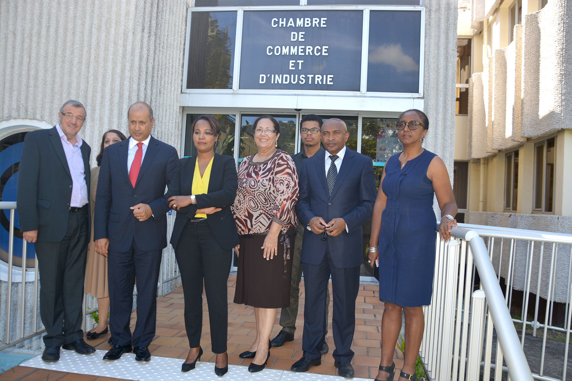 Yvès Claude Hoarau, 1er vice-président de la CCI Réunion et Trésorier adjoint de l’UCCIOI, Azim Currimjee, Président de la CCI de Maurice et Trésorier de l’UCCIOI, Isabelle Chevreuil, élue de la CCI de Mayotte et Présidente de l’UCCIOI, Juliette Sicobo-Azaïs, Secrétaire général de la CCI des Seychelles, représentante du Vice-Président de l’UCCIOI, Herland Cerveaux, Directeur de Programme auprès de l’UCCIOI, Mohamed Ali Ahmid, Président de la CCI de Mayotte et Noro Andriamamonjiarison, Présidente de la CCI d’Antananarivo