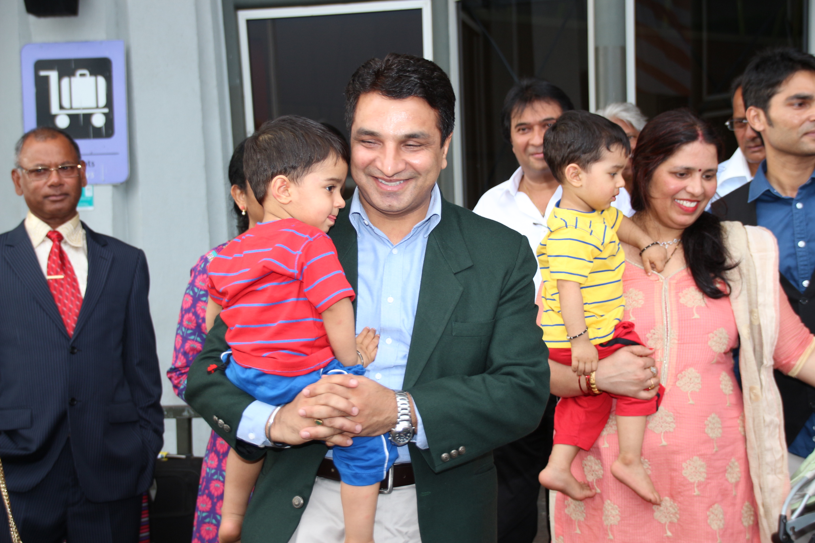 Sanjeev Kumar Bhati est arrivé avec son épouse et leurs deux très jeunes enfants