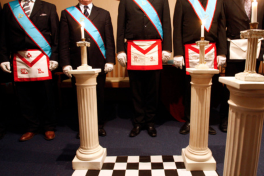 6 000 documents, quelques CV en cours d'instuction, mais pas les noms des 34 000 membres qui restent donc confidentiels