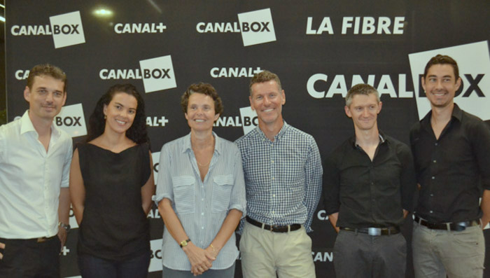La directrice entourée de son équipe: Yoni Prisset, responsable marketing opérationnel, Valérie Marianne, responsable marketing et communication, Christophe Allée, directeur commercial Canal+ Business, Olivier Michel, ingénieur Canal+ Télécom, et Charles Lauret, assistant marketing