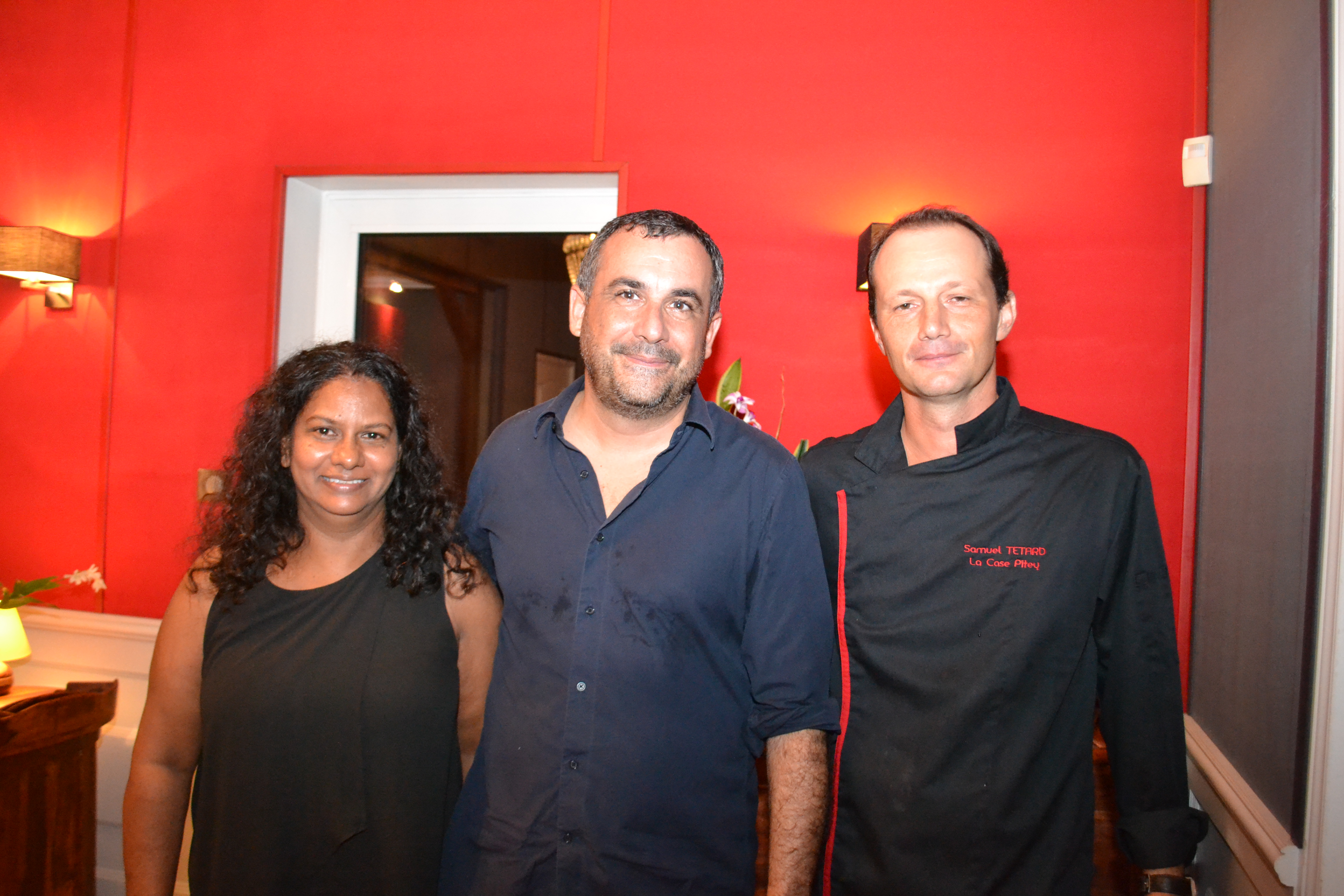 Olivier Bajard et Samuel Tétard avec Armelle, chef du restaurant Les Cocotiers à la Saline-les-Bains, qui participe à Master Marmite cette année