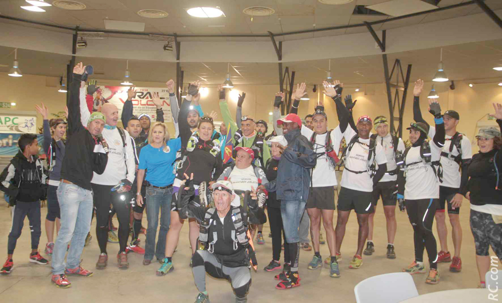 Les hourras de Réunion Aventure Joëlette juste avant de s'élancer dans cette belle escapade jusqu'au pied du volcan.