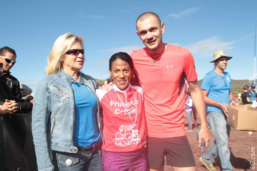 Marcelle Puy est en tête du Challenge City-Sport, après avoir remporté le Trail des 2 Rivières et le Trail du Volcan. Elle est félicitée par Marlène Chane See Chu du CAPC et Bertrand Vienne de City-Sport.