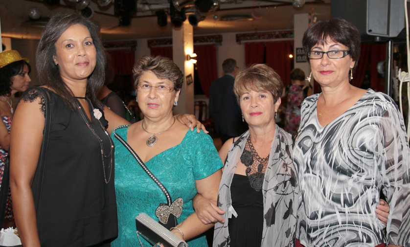 Roxanne, présidente du Lions Club Niagara Sainte-Suzanne, Martine, membre de son club, et des amies