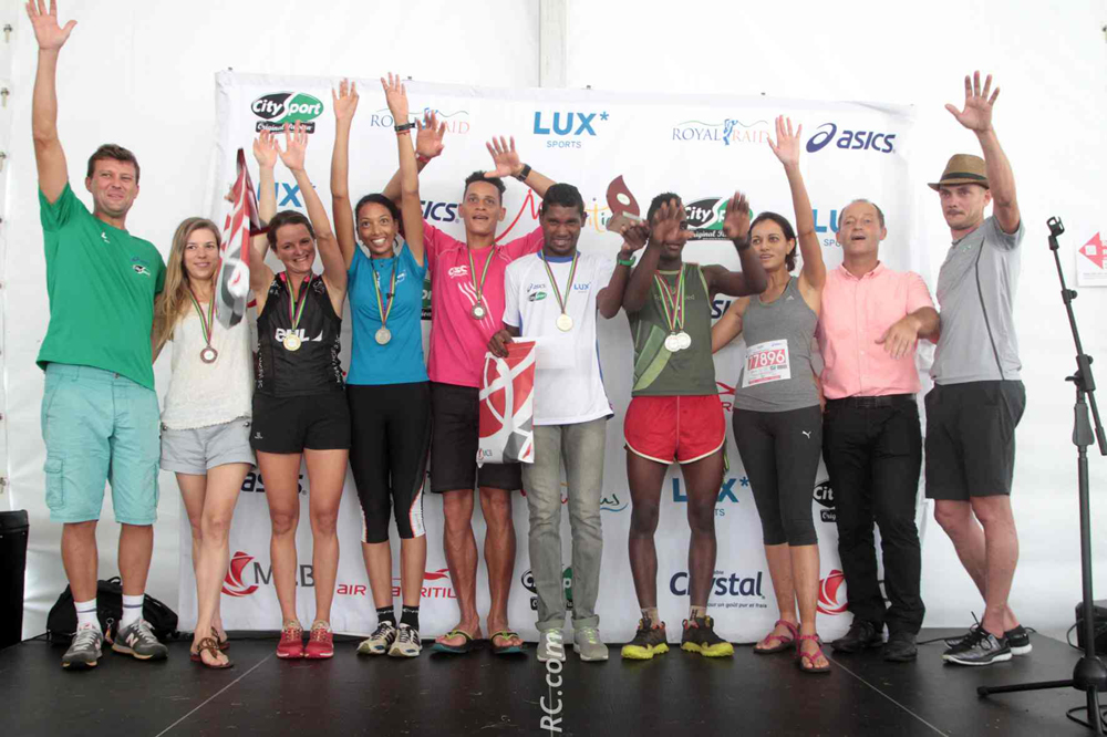 Le podium Hommes et Femmes des 14km, avec les félicitations de Frédéric Robert et des représentants de City-Sport de la Réunion et de Maurice.
