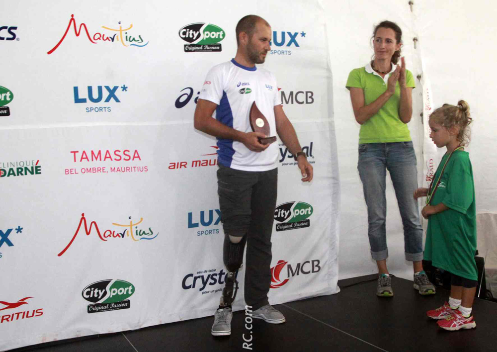 Bravo Monsieur. Vraiment bravo pour votre participation. Géraldine d'Unienville ne peut qu'applaudir des deux mains...