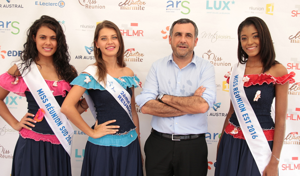 Olivier Bajard, directeur général de la SHLMR, entouré de Anaïs, Floriane et Flavie