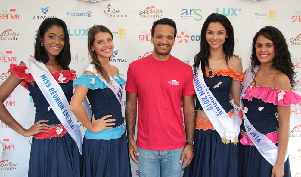 Jimmy Ferblantier, responsable communication SHLMR, entouré de Flavie, Floriane, Azuima et Anaïs