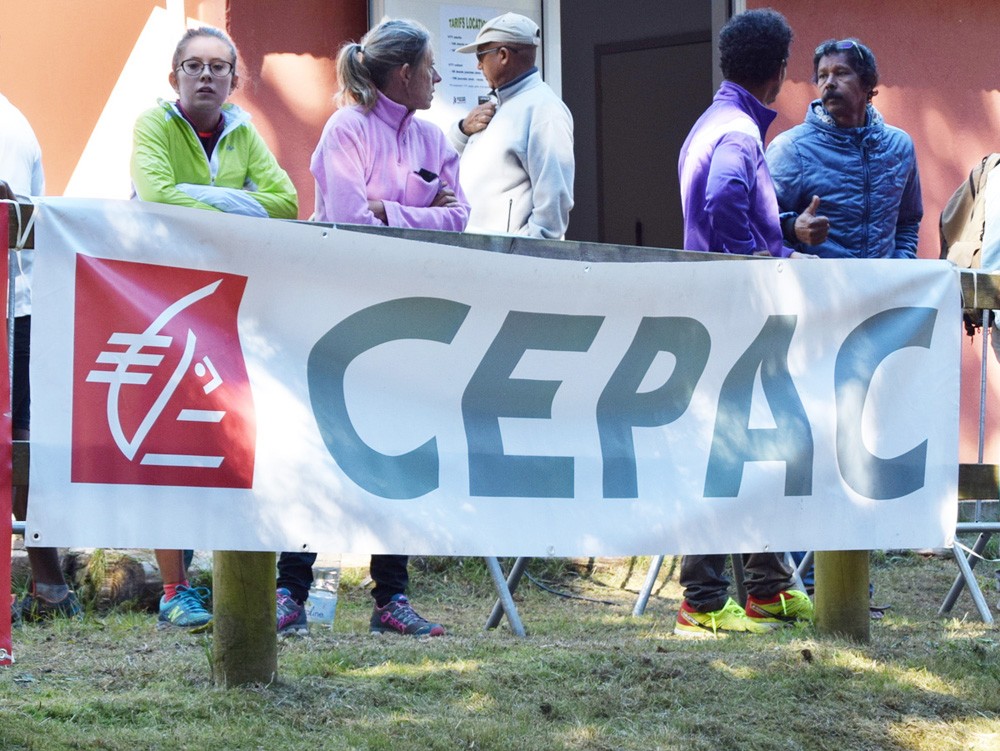 « Au balcon », avec vue sur les arrivées.