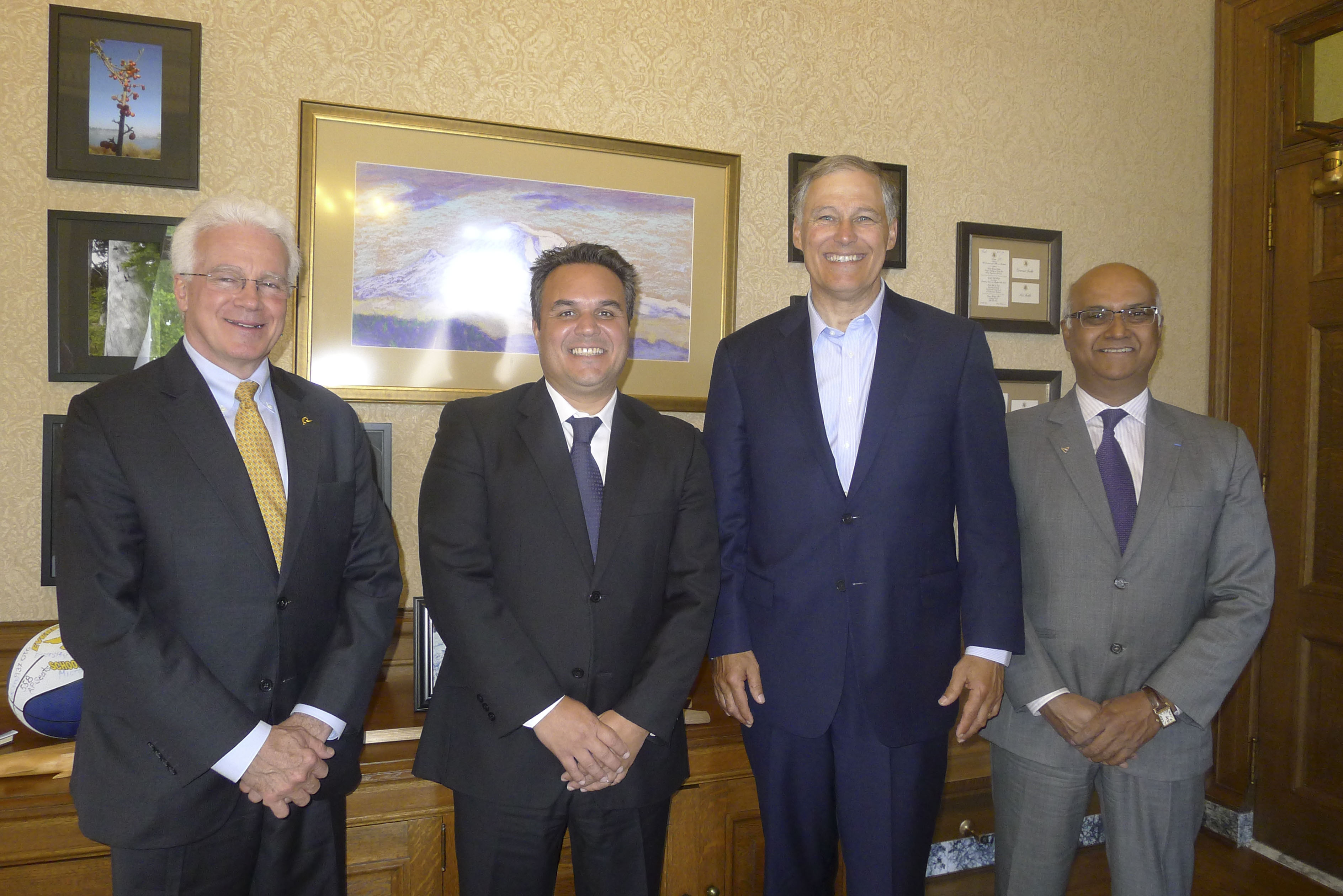 Jean-Miguel Santos, représentant de Boeing, Didier Robert, sénateur-président de Région, Jay Inslee, Gouverneur de l'Etat de Washington, et Marie-Joseph Malé, PDG d'Air Austral