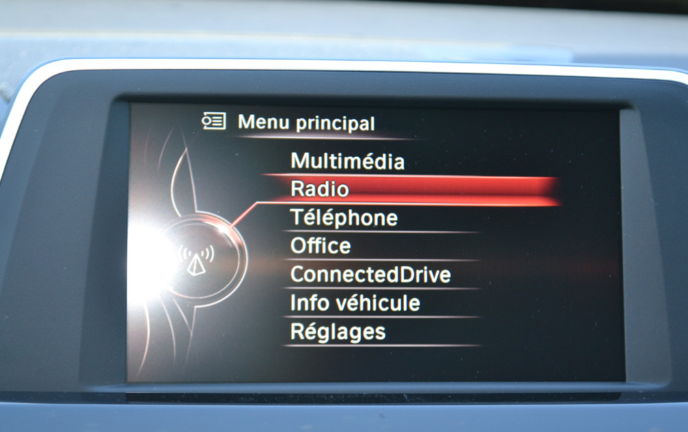 Un écran central pour les réglages et les infos