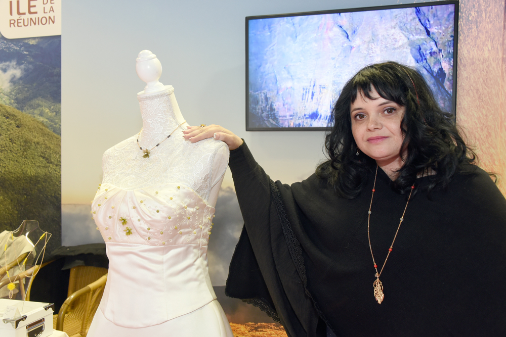 Mademoiselle M. Robe de mariée en écailles de poisson et olivines