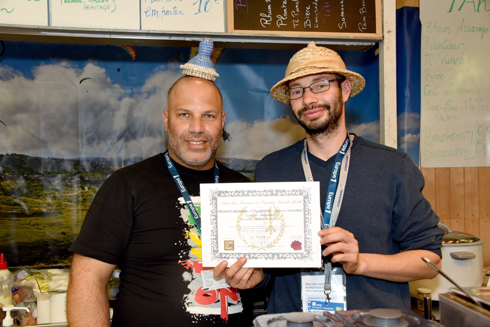 Bruno Ethève et Geffrey Leichnig avec diplôme du concours de gastronomie créole de la Foire