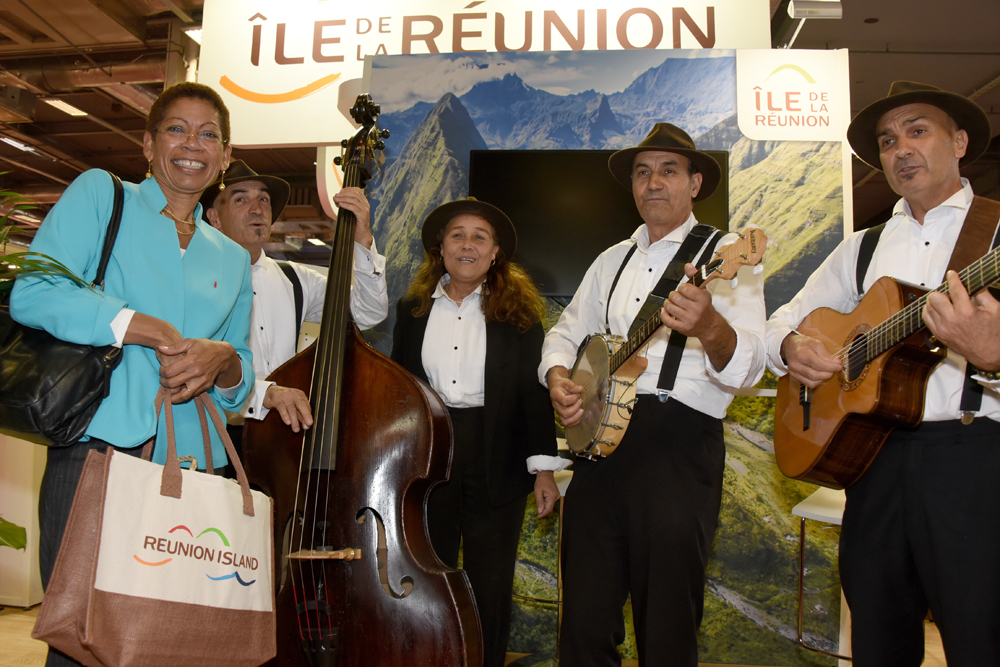 Visite de George Pau-Langevin au stand de l'Île de La Réunion. Ici avec les Pat' Jaune
