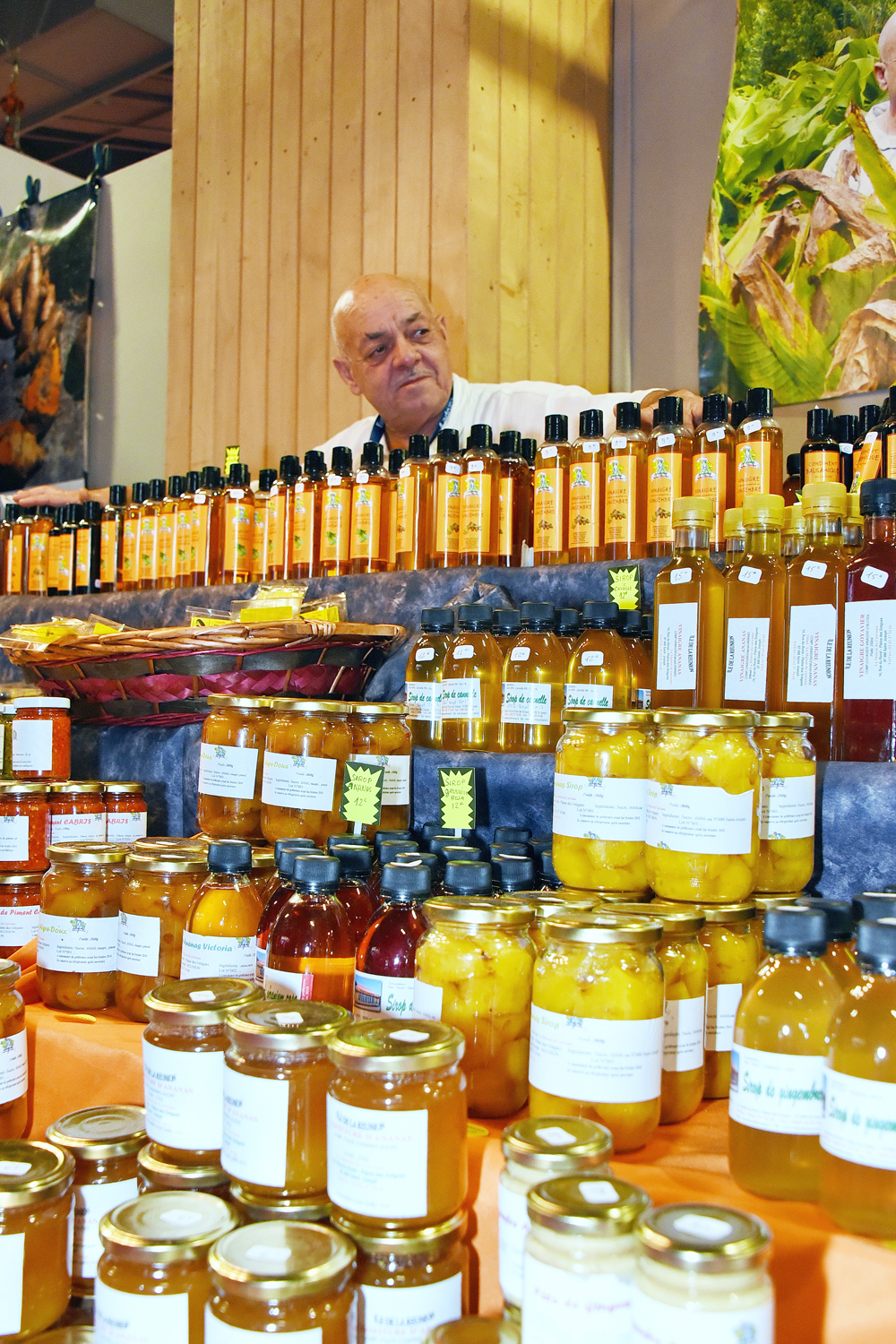 Du haut de son rempart, Mémé Rivière (La maison du curcuma) guette les amateurs de curcuma, d’épices et autres bons produits de l’île