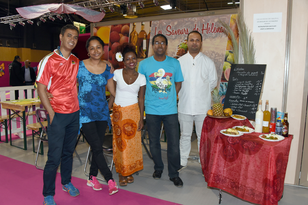 Une sympathique équipe mauricienne entoure Sara-Jane Botte-Belle au restaurant «&nbsp;Les saveurs de Helena&nbsp;», seul point gastronomique de notre voisine à la foire