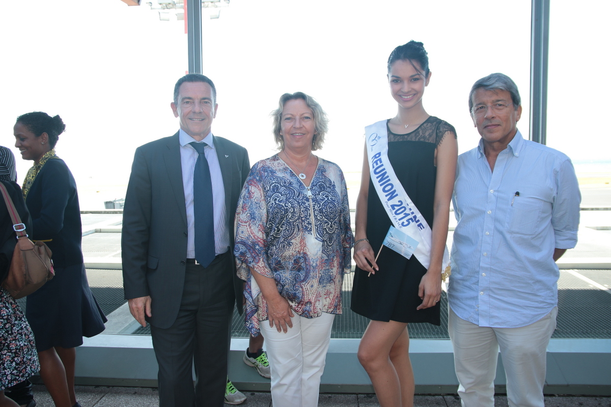 Jan-Marc Gazzini, directeur général d'Air Austral, Fabienne Couapel-Sauret, vice-présidente de la Région, et Alain Abadie