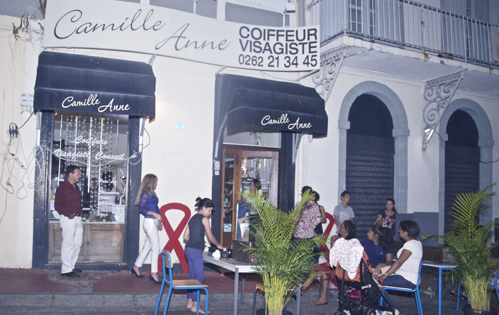 On se fait coiffer en pleine rue!