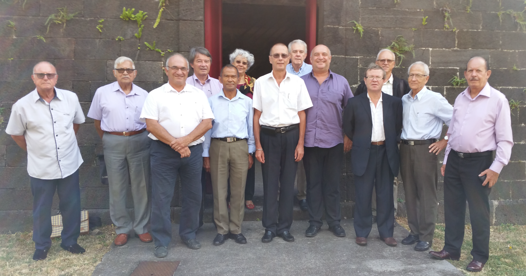 Les participants à l'assemblée devant le Fortin de la Redoute à Saint-Denis