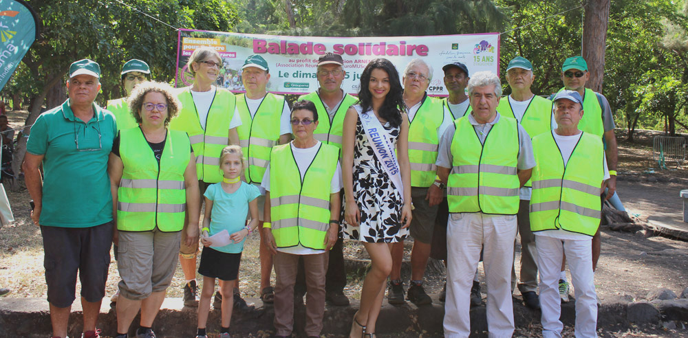 Miss Réunion avec les bénévoles qui ont oeuvré tout au long de cette journée