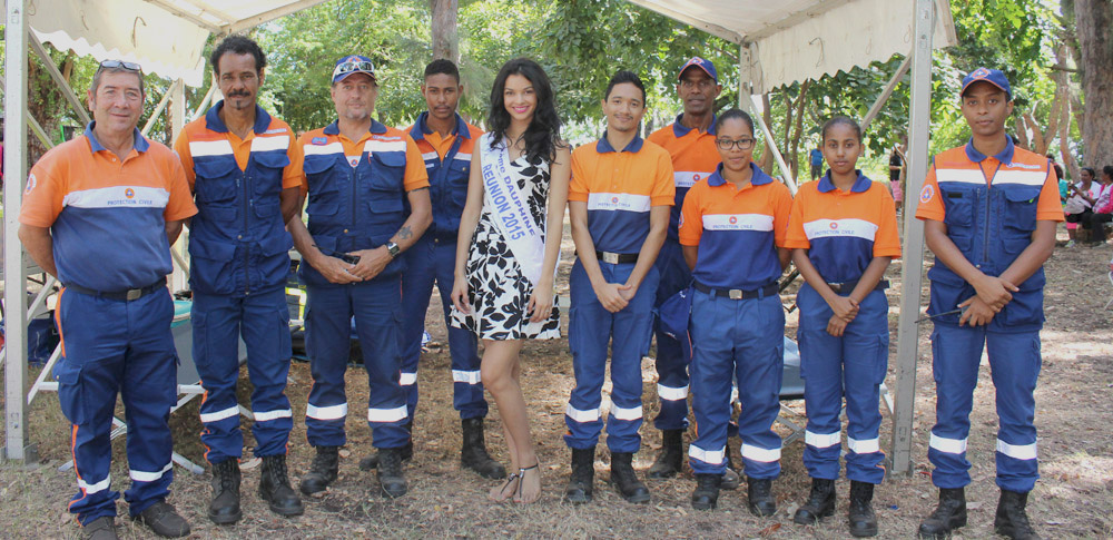 Miss Réunion avec les agents de la Protection Civile présents sur place