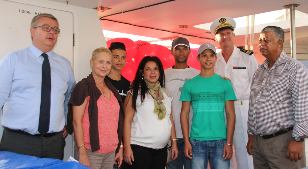 Charles Delmas et sa famille avec les officiels