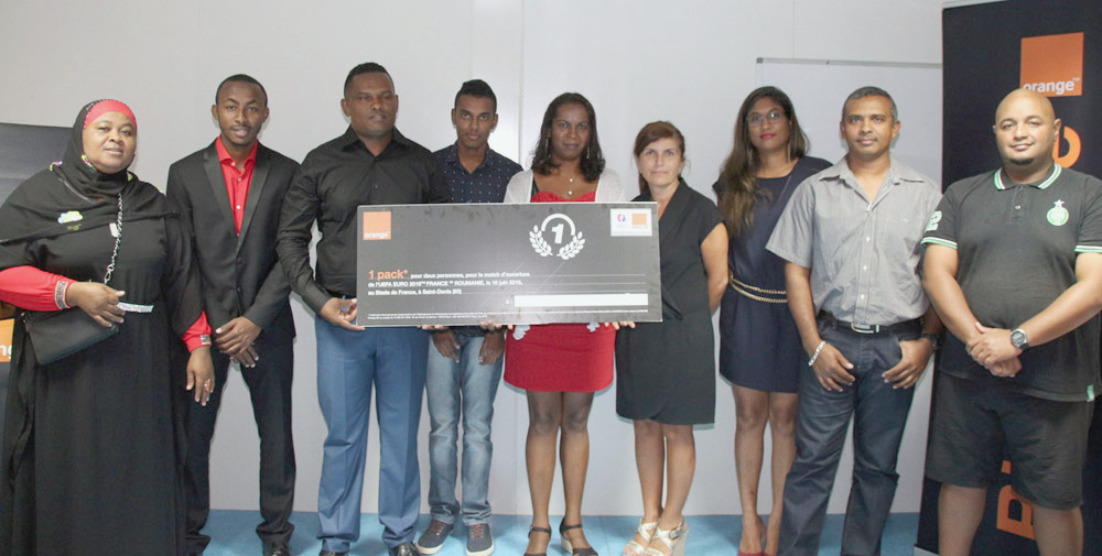 Les gagnants des jeux avec Mireille Helou, directrice générale Orange Réunion Mayotte
