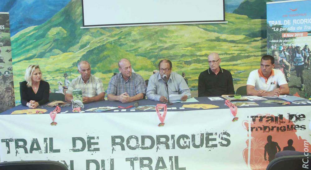 Marlène Chane See Chu, présidente du CA Plaine des Cafres, José Clain, Charles-Emile Gonthier et Franco Roussety, conseillers municipaux représentant le maire André Thien Ah Koon, Patrick Lefèvre, président de Réunion Aventure Joëlette et Arnaud Meunier, représentant le Rod Trail Association.