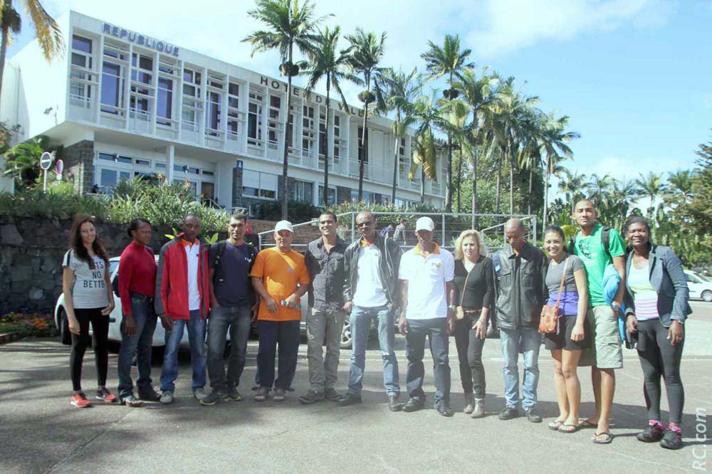 Une photo souvenir devant la mairie du Tampon. Le trail de Rodrigues et le Trail du Volcan renforcent leurs échanges d'année en année.